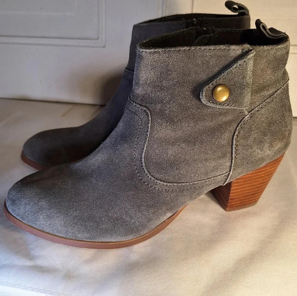 Diba Sophia Grey Suede Ankle Boots Gold Button Accent Zip Inside Mid Heel 9.5